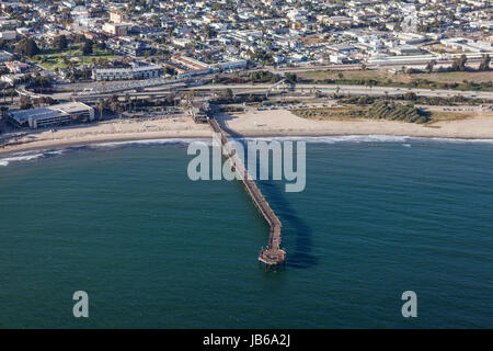 Luftaufnahme des historischen Ventura Pier in Kalifornien. Stockfoto