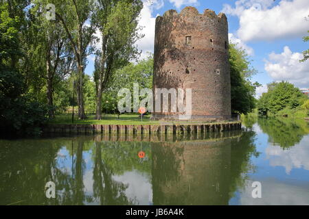 Der Kuh-Turm am Flussufer (Fluss Wensum) in Norwich, Norfolk, Großbritannien Stockfoto