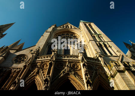 Nach oben auf der Westseite von Truro Cathedral Stockfoto