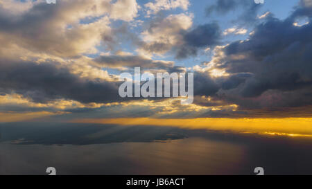 Sonnenaufgang am Morgen Blick aus einem Flugzeug fliegen über das Meer, das Bild, Text oder eine Website Rahmen hinzuzufügen. Reisen-Konzept Stockfoto