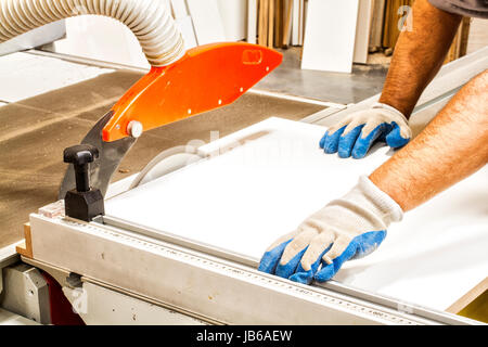 Händen der Schreiner arbeitet mit einer Kreissäge in einer Tischlerei. Palhoca, Santa Catarina, Brasilien. Stockfoto