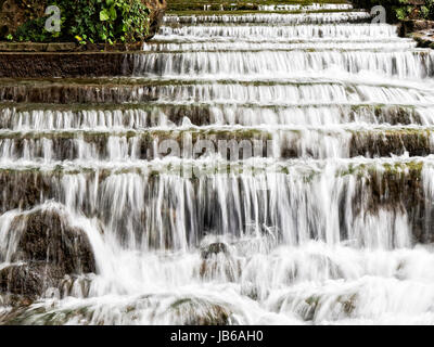 Der Fluß Leen stürzt über eine waterfall.created durch eine Reihe von niedrigen Stufen mit Felsen und Geröll am unteren. Schließen Sie herauf Bild mit einer langen Belichtungszeit. Stockfoto