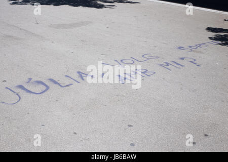 "Júlia, Vols Sortir Amb mi?" - Júlia, würdest du gern mit mir in katalanischer Sprache, geschrieben am Bürgersteig in Barcelona ausgehen. Stockfoto