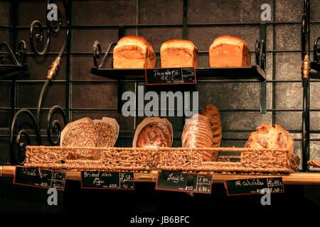 Frisch gebackene Gourmet-Brot zum Verkauf in französische Bäckerei Stockfoto