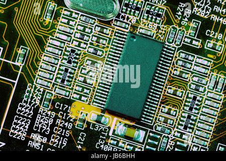 Computer-Motherboard mit Mikrochips und Elektroden. Stockfoto