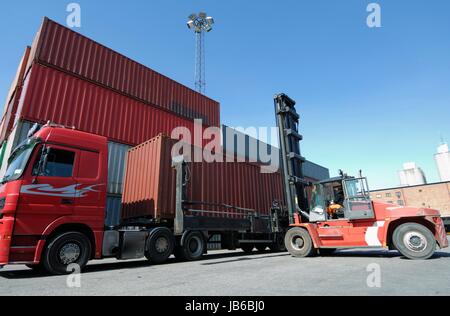 Gabelstapler LKW heben Versandbehälter. Stockfoto
