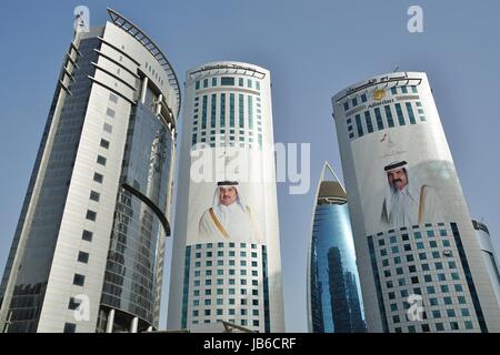 Blick auf die Alfardan Türme Twin Wolkenkratzer befindet sich in West Bay Doha bedeckt mit Bildern von der regierenden Al Thani Emir von Katar Stockfoto