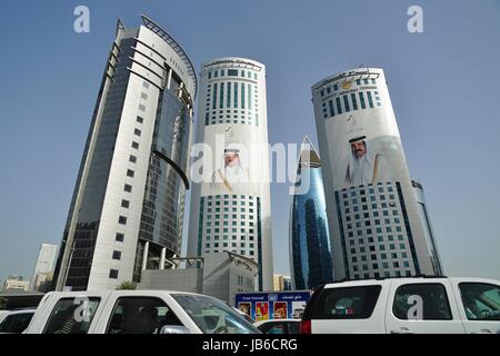 Blick auf die Alfardan Türme Twin Wolkenkratzer befindet sich in West Bay Doha bedeckt mit Bildern von der regierenden Al Thani Emir von Katar Stockfoto