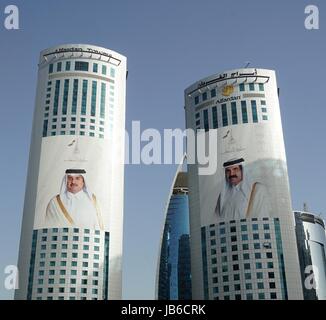 Blick auf die Alfardan Türme Twin Wolkenkratzer befindet sich in West Bay Doha bedeckt mit Bildern von der regierenden Al Thani Emir von Katar Stockfoto