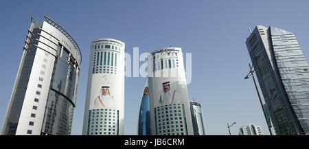 Blick auf die Alfardan Türme Twin Wolkenkratzer befindet sich in West Bay Doha bedeckt mit Bildern von der regierenden Al Thani Emir von Katar Stockfoto