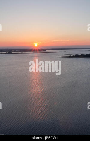 Sunrise. Strahlen der Morgensonne. Dnepr. Rzhishchev. Ukraine. Vertikale erschossen. Stockfoto