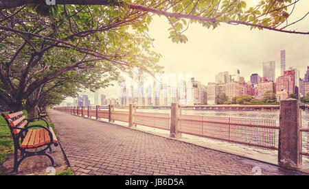 Farbe getönt Bild einer Promenade in Roosevelt Island mit Blick auf Manhattan, konzentrieren sich auf Gebäude, New York City, USA. Stockfoto