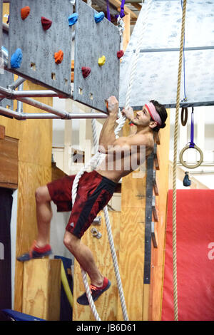 Adam Rahl Abschluss der schwimmenden Wand Hindernis hängen, während ein Ninja-Wettbewerb in Albuquerque, New Mexico im Jahr 2017.  Adam erscheint auf ANW Stockfoto