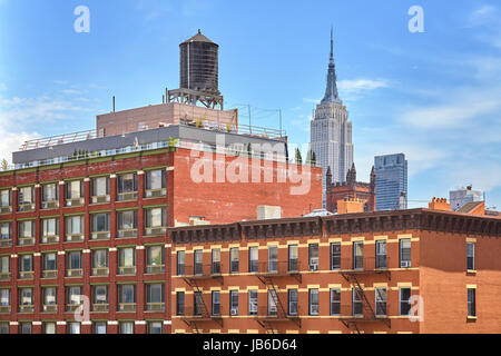 Wassertank auf dem Dach auf einem New Yorker Apartment Gebäude, USA. Stockfoto