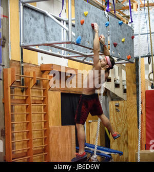 Adam Rahl Abschluss der schwimmenden Wand Hindernis hängen, während ein Ninja-Wettbewerb in Albuquerque, New Mexico im Jahr 2017.  Adam erscheint auf ANW Stockfoto