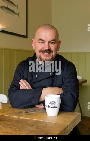 Koch/Gastronom/Autor Matt Folas, der BBC Masterchef 2009 gewonnen und besitzt nun die Bramble Cafe, Verkehrssysteme, Dorset, UK. Stockfoto