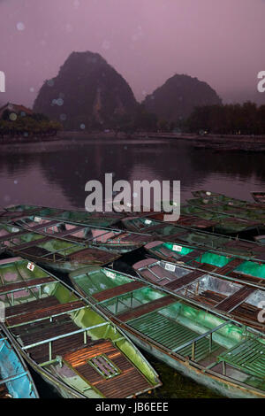 Regen Sie in der Dämmerung an Ninh Hai Bootshafen für Tam Coc Bootsfahrten durch Kalkstein-Höhlen und Karst, Ninh Binh, Vietnam Stockfoto