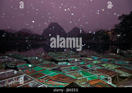 Regen Sie in der Dämmerung an Ninh Hai Bootshafen für Tam Coc Bootsfahrten durch Kalkstein-Höhlen und Karst, Ninh Binh, Vietnam Stockfoto