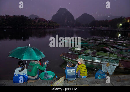 Regen Sie in der Dämmerung an Ninh Hai Bootshafen für Tam Coc Bootsfahrten durch Kalkstein-Höhlen und Karst, Ninh Binh, Vietnam Stockfoto