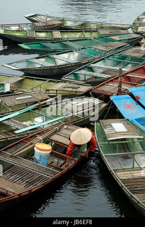 Frau an Ninh Hai Bootshafen für Tam Coc Bootsfahrten, Ninh Binh, Vietnam Stockfoto