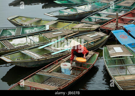 Frau an Ninh Hai Bootshafen für Tam Coc Bootsfahrten, Ninh Binh, Vietnam Stockfoto