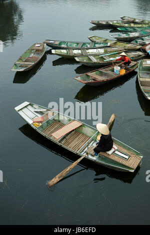 Frau im Boot bei Ninh Hai Bootshafen für Tam Coc Bootsfahrten, Ninh Binh, Vietnam Stockfoto