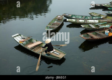 Frau im Boot bei Ninh Hai Bootshafen für Tam Coc Bootsfahrten, Ninh Binh, Vietnam Stockfoto