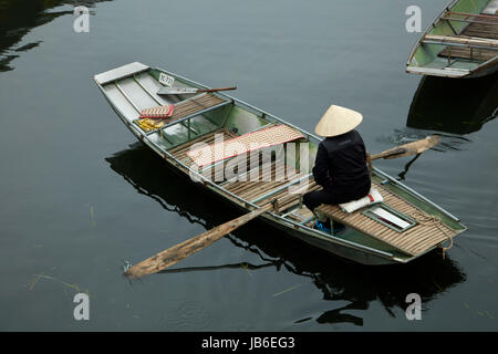 Frau im Boot bei Ninh Hai Bootshafen für Tam Coc Bootsfahrten, Ninh Binh, Vietnam Stockfoto