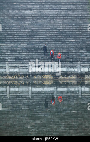 Touristen auf riesigen Treppe Bai Dinh buddhistische Tempelanlage, in der Nähe von Ninh Binh, Vietnam Stockfoto