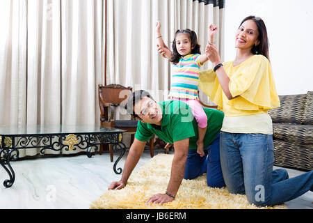 3 Personen zu Hause, die Tochter Vater Mädchen junge Mutter spielerisches Stockfoto