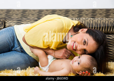 2 Personen erwachsene Frau zu Hause baby junge Mutter verspielten Teppich Sohn Zweisamkeit Stockfoto