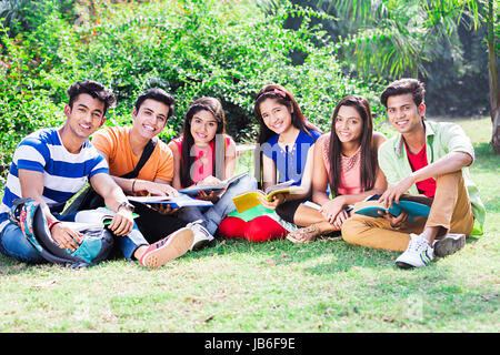 Gruppe College Freunde Studenten Buch studieren In park Prüfung vorbereiten Stockfoto