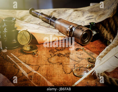 Alte Vintage retro-Kompass und Spyglass auf antike Karte. Vintage Stillleben. Reisen Sie Geographie Navigation Konzept Hintergrund. Stockfoto