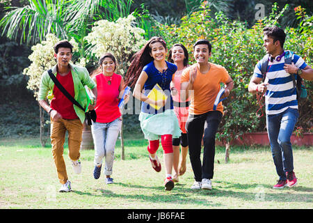 Gruppe Studenten Freunde zusammen in Park Spaß genießen. Stockfoto