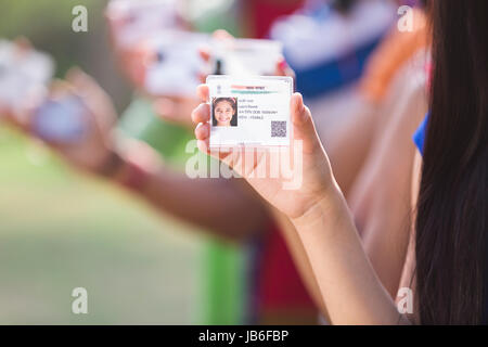 Indisches Mädchen zeigen Aadhaar Karte Government ID-Nachweis in Nahaufnahme Stockfoto