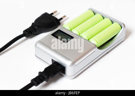 Ladegerät für vier Batterien auf weißem Hintergrund Stockfoto