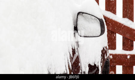 Auto, das mit einer dicken Schicht Schnee enthalten ist Stockfoto
