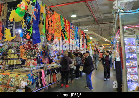 Menschen besuchen Paddys Markt in Chinatown in Sydney Australia. Stockfoto