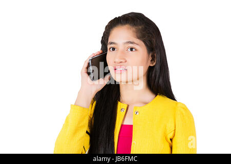 1 indischen Hochschule Junge Mädchen Gespräch am Handy Stockfoto