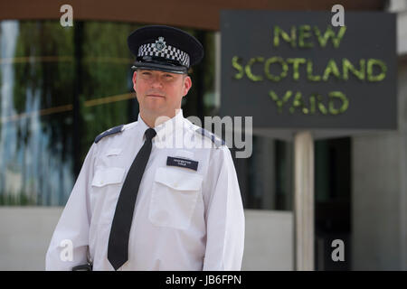 Metropolitan Police Inspector Jim Cole im New Scotland Yard, London, wo er seine Rolle in der Antwort der Polizei auf der London Bridge-Angriff bezeichnet. Stockfoto