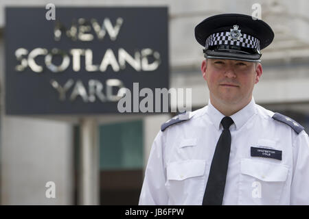 Metropolitan Police Inspector Jim Cole im New Scotland Yard, London, wo er seine Rolle in der Antwort der Polizei auf der London Bridge-Angriff bezeichnet. Stockfoto