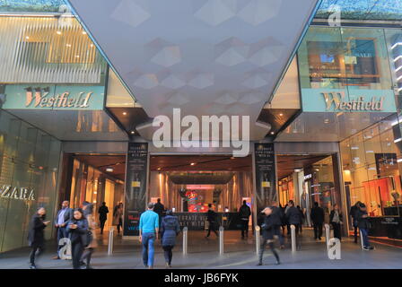 Menschen besuchen Westfield Kaufhaus in Sydney Australia. Westfield ist ein australischer Einkaufszentrum Unternehmen 1960 gegründet. Stockfoto