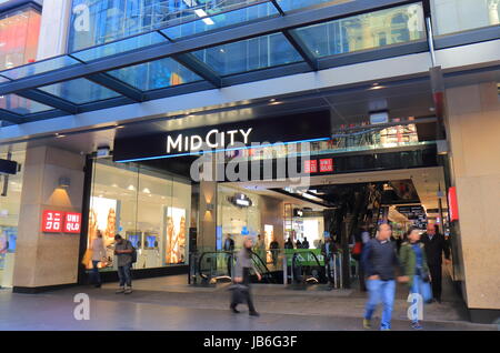 Menschen besuchen Sie Pitt Street Mall in Sydney Australia. Pitt Street Mall ist eine prehistorian Straße mit Kaufhäusern und Geschäften in der Innenstadt von Sydney. Stockfoto