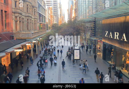 Menschen besuchen Sie Pitt Street Mall in Sydney Australia. Pitt Street Mall ist eine prehistorian Straße mit Kaufhäusern und Geschäften in der Innenstadt von Sydney. Stockfoto