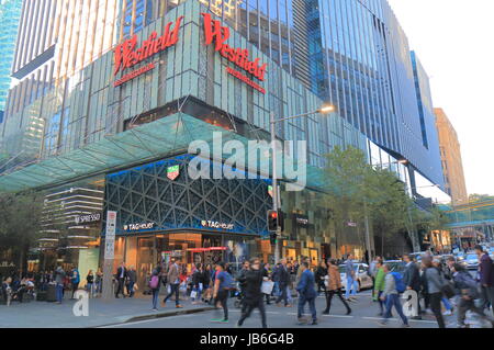 Menschen besuchen Westfield Kaufhaus in Sydney Australia. Westfield ist ein australischer Einkaufszentrum Unternehmen 1960 gegründet. Stockfoto