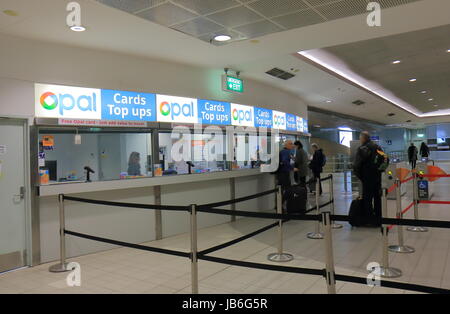 Menschen besuchen Bahn Ticketschalter am Flughafen Sydney in Sydney Australia. Stockfoto