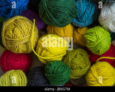 Eine schöne Menge bunten Garn Kugeln Stockfoto