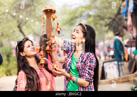 2 Junge Frauen, die an der Wand hängenden Markt Surajkund in Haryana Stockfoto