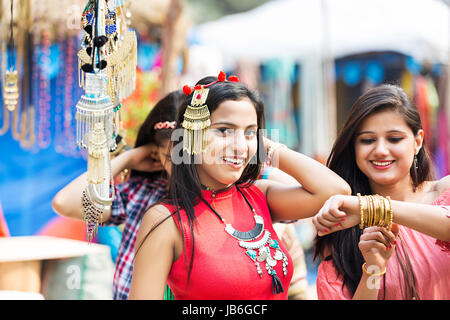 3 Teenager Mädchen zeigen Tragen Halskette Stall in Surajkund Mela Stockfoto