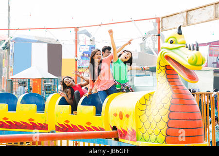 4 Teenager, Junge, Mädchen, Freunde fahren Spaß fröhliche Mela Surajkund Stockfoto